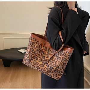Détail du motif léopard et des finitions en cuir marron foncé du sac fourre-tout