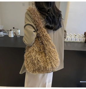 Détail de la texture en fausse fourrure marron sur ce sac cabas chic d'automne