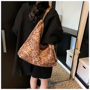 Détail d'un sac hobo à motif léopard avec bandoulière marron et grand compartiment