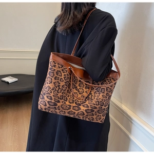 Détails du grand sac cabas à imprimé léopard avec bandoulière en cuir et grand volume