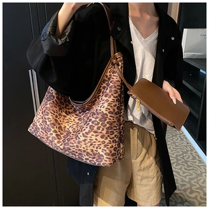 Détail du sac cabas imprimé léopard avec bandoulières marron et pochette zippée assortie