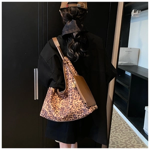 Détail du sac cabas tendance imprimé léopard avec bandoulières en cuir marron et pochette