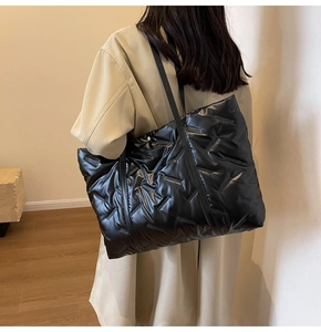 Vue détaillée du sac cabas matelassé noir en polyester avec texture brillante et sangle