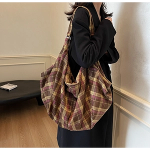 Détail du grand sac cabas d'automne avec motif à carreaux vintage et tons marrons