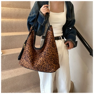 Sac à bandoulière hobo tendance avec imprimé léopard et bordure noire pour un style automnal
