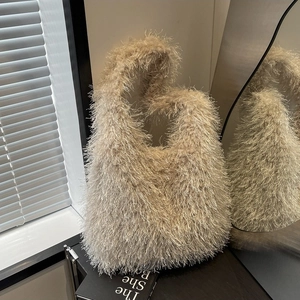 Sac fourre-tout tendance en fausse fourrure beige avec de longues franges et anse