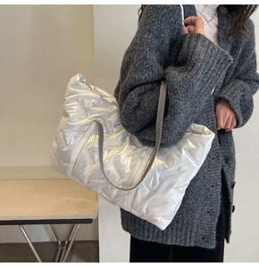 Détail du sac cabas matelassé argent métallique avec texture géométrique et bandoulière