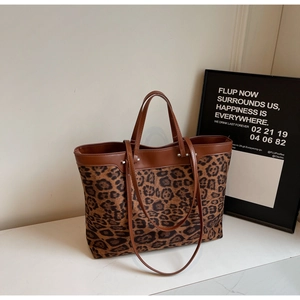 Sac fourre-tout chic à motif léopard avec poignées en cuir marron et grand design
