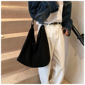 Gros plan détaillé d'un grand sac hobo noir avec une finition mate pour les femmes