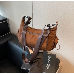 Borsa a tracolla marrone funzionale con tasche a zip e cinturino regolabile in nylon