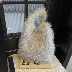 Sac à épaule chic blanc cassé en fausse fourrure avec texture à franges élégante