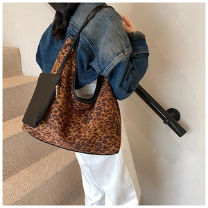 Détail du sac hobo avec imprimé léopard marron et petite pochette noire amovible