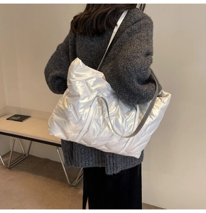 Détail d'un grand sac cabas matelassé blanc au fini métallisé avec une conception à deux anses
