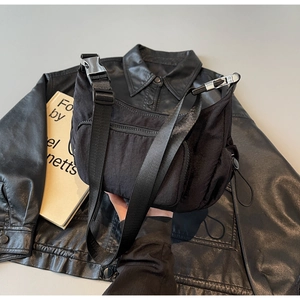 Moderna borsa a tracolla in nylon nero con design multi-tasca e fibbia a sgancio