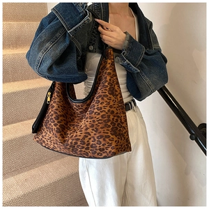 Détail du grand sac hobo imprimé léopard avec fermeture dorée et mini pochette assortie