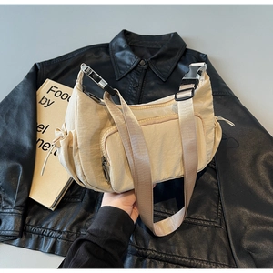 Elegante borsa hobo in nylon beige con tasca frontale con zip su giacca di pelle