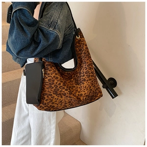 Détail d'un grand sac cabas à motif léopard avec large bandoulière et pochette latérale