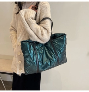 Détail du grand sac cabas matelassé vert foncé avec reflets métallisés et cuir