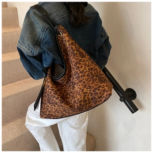Vue détaillée d'un sac cabas léopard tendance avec des anses en cuir noir