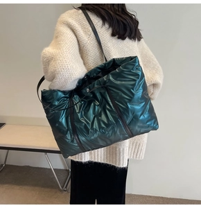 Détails du sac fourre-tout matelassé vert foncé avec une finition brillante chic