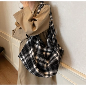 Détail du grand sac cabas souple en tissu à carreaux noir et blanc avec bandoulière