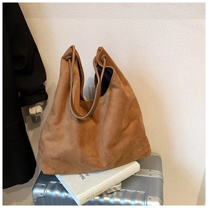Grand sac cabas minimaliste en daim marron chaud pour femmes, style chic d'automne