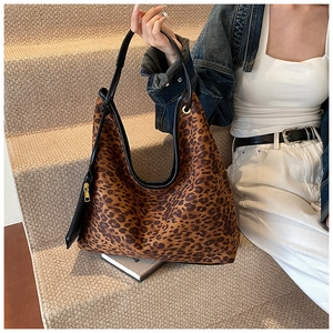 Grand sac cabas chic en faux daim léopard avec lanières en cuir et pochette assortie