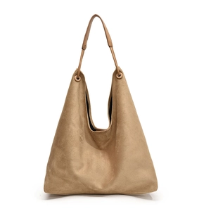 Grand sac cabas minimaliste en daim chameau avec bandoulières et œillets métalliques