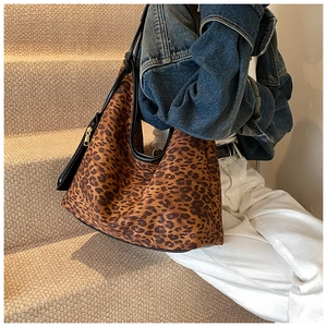 Détail du sac hobo à imprimé léopard avec bordure en cuir et fermeture éclair dorée