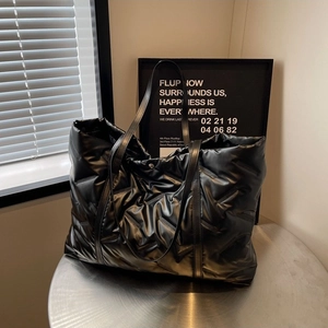 Sac Fourre-tout Matelassé pour Femmes en Polyester Métallisé Grande Capacité Sac à Épaule Minimaliste Tendance Léger pour le Quotidien