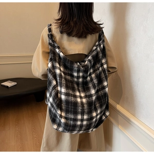 Mannequin portant un grand sac cabas en toile à carreaux noir et blanc style décontracté