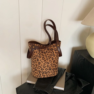 Sac seau tendance à imprimé léopard en daim PU avec des bandoulières en cuir marron