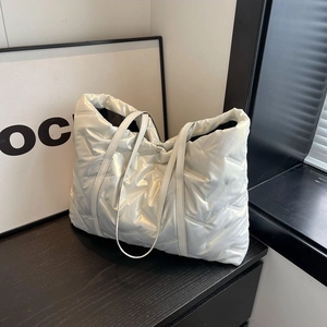 Sac cabas matelassé chic en polyester blanc perle avec surpiqûres ondulées pour l'automne