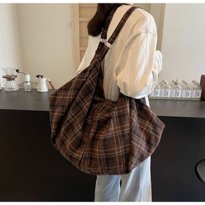 Grand sac cabas en toile à carreaux marron avec bretelles réglables dans un cadre café