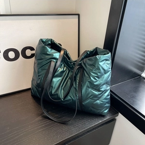 Sac fourre-tout matelassé vert foncé avec poignées en cuir noir pour femmes