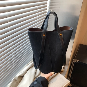 Sac à bandoulière en PU noir mat minimaliste avec rivets dorés et poignée en cuir