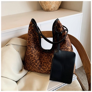 Sac à Épaule Grande Capacité Imprimé Léopard pour Femmes Sac Hobo Tendance en Cuir PU avec Pochette pour le Quotidien