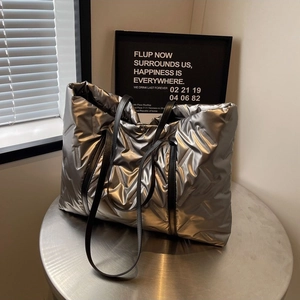 Sac cabas matelassé argenté chic avec anses noires pour la mode d'automne