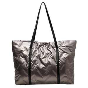 Sac fourre-tout matelassé argent métallisé avec de fines bandoulières noires chic