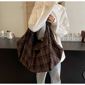 Détail du grand sac hobo en toile à carreaux marron au motif rétro vintage pour femmes