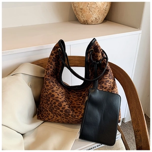 Sac fourre-tout tendance en similicuir léopard avec double bandoulière noire
