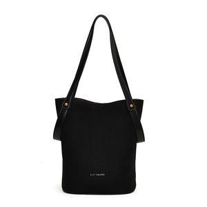 Sac seau minimaliste en cuir PU noir mat avec bandoulière et logo imprimé en blanc