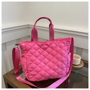 Schicke pink gesteppte Nylon Umhängetasche mit verstellbarem Gurt und Rautenmuster