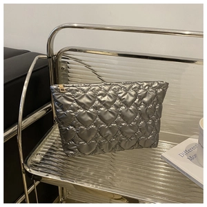 Pochette matelassée argentée chic avec motifs de cœurs et fermeture éclair dorée