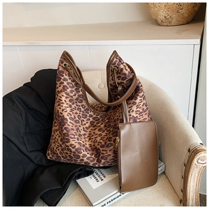 Sac fourre-tout tendance en cuir PU à motif léopard avec pochette assortie sur un canapé