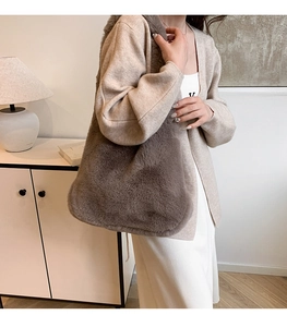 Détail du sac bandoulière en fausse fourrure taupe avec un grand design pour l'automne