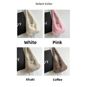 Détail des sacs à bandoulière en peluche en blanc, rose, kaki et café dans une grille