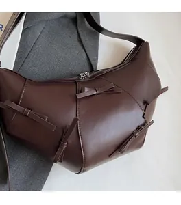 Détail du sac demi-lune en cuir PU marron chocolat avec nœud 3D et fermeture argentée