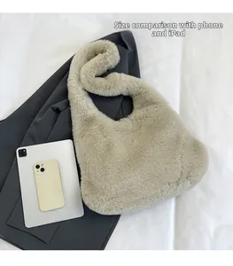 Comparaison de taille du sac à bandoulière en fausse fourrure beige avec un iPad