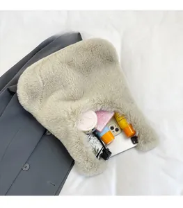 Détail du sac à bandoulière beige en peluche montrant l'intérieur spacieux et la texture